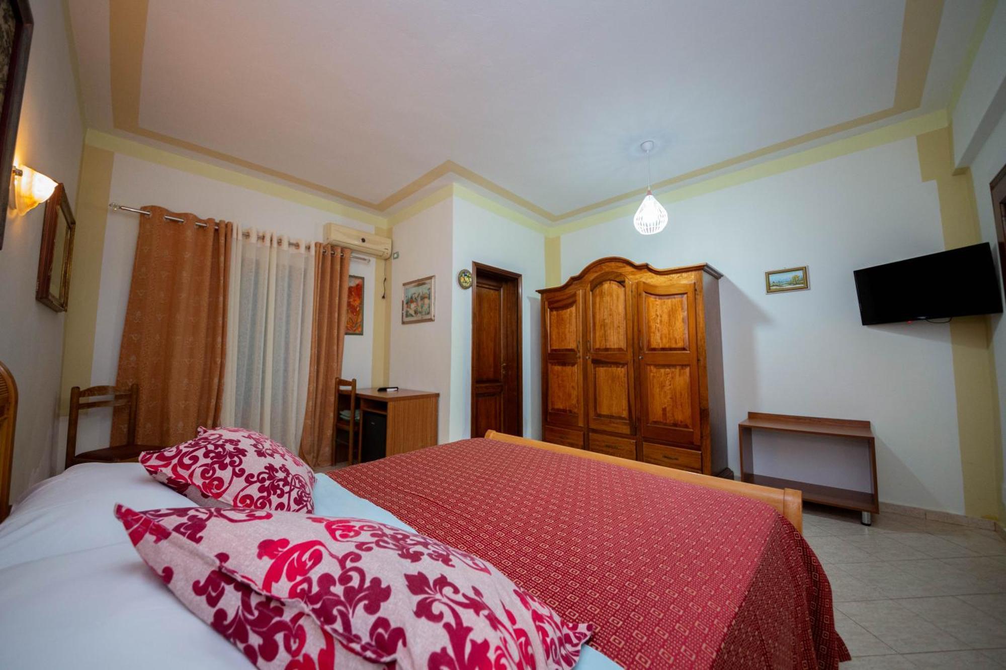 Hotel "San Saena " Radhimë Exterior foto